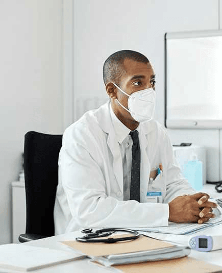 Atención médica familiar en clínica moderna